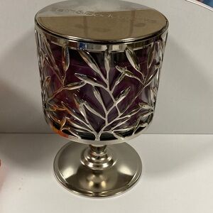 Bath & Body Works elegant Silver Leaf Candle Holder
CANDLE NOT INCLUDED
